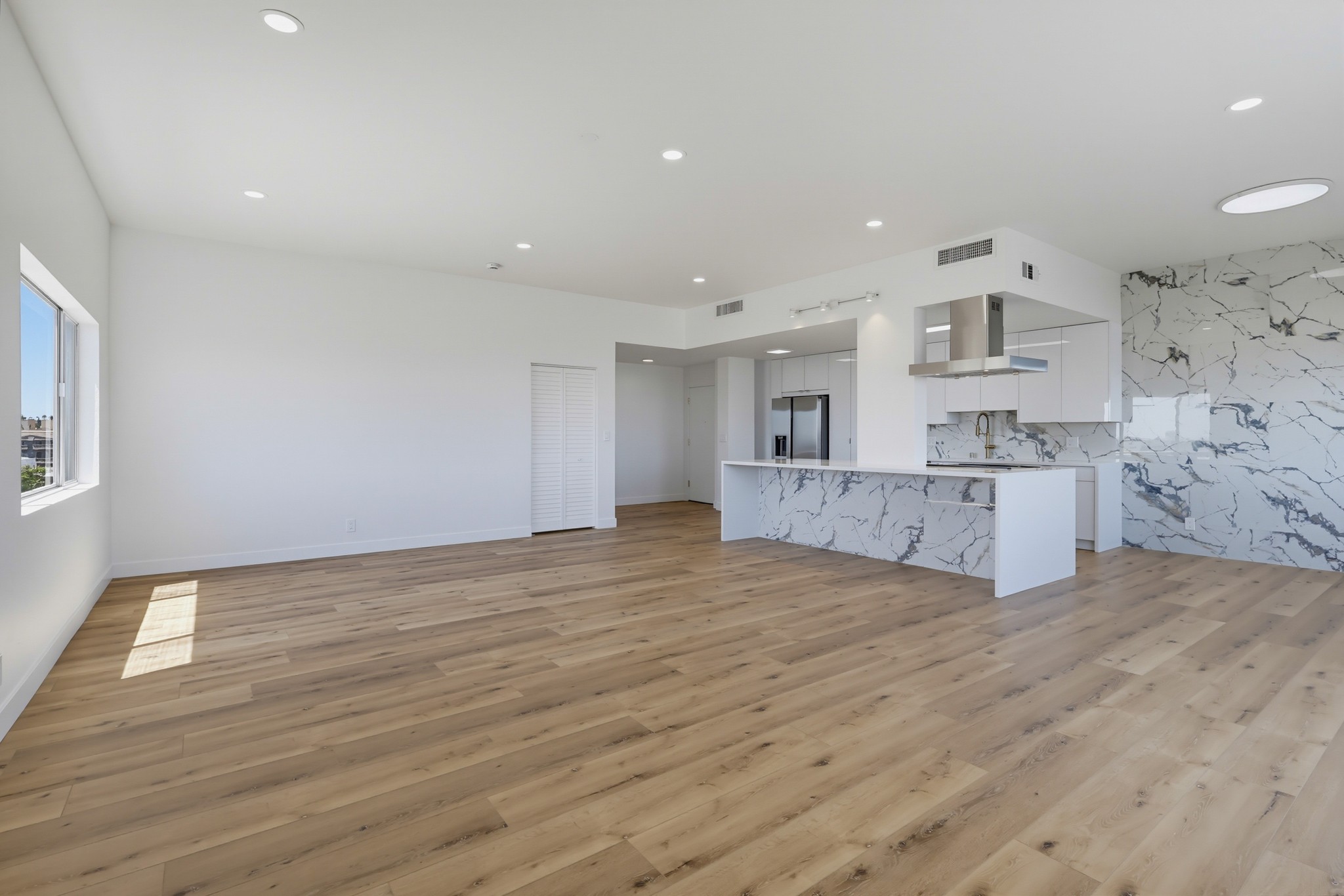 Virtual tour photo 10 of 78 for 435 N Oakhurst Dr #1002