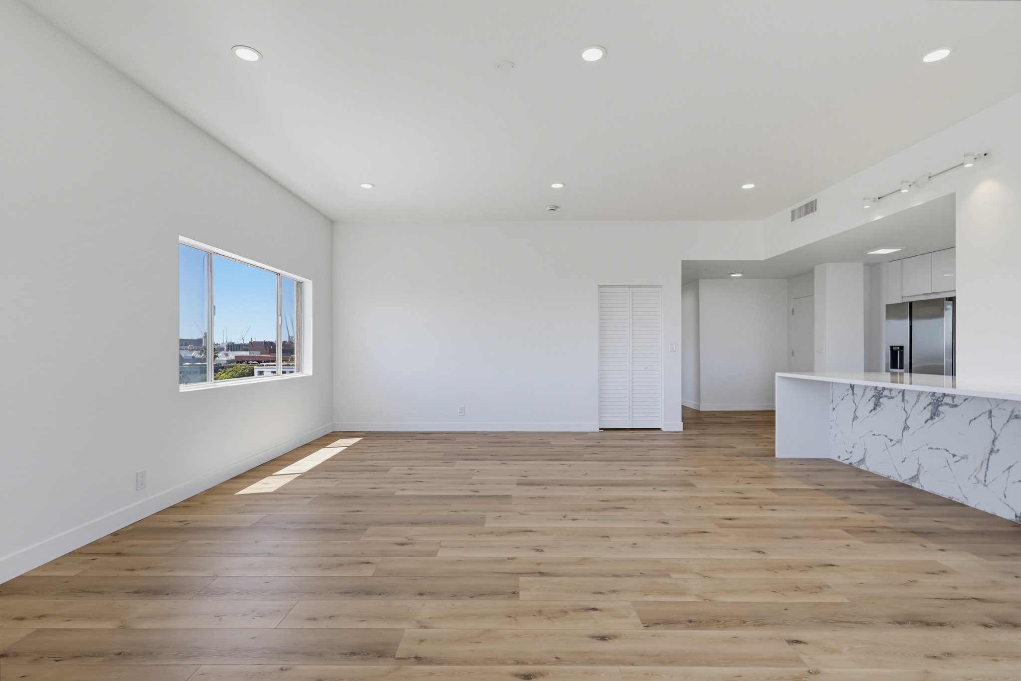 Virtual tour photo 12 of 78 for 435 N Oakhurst Dr #1002