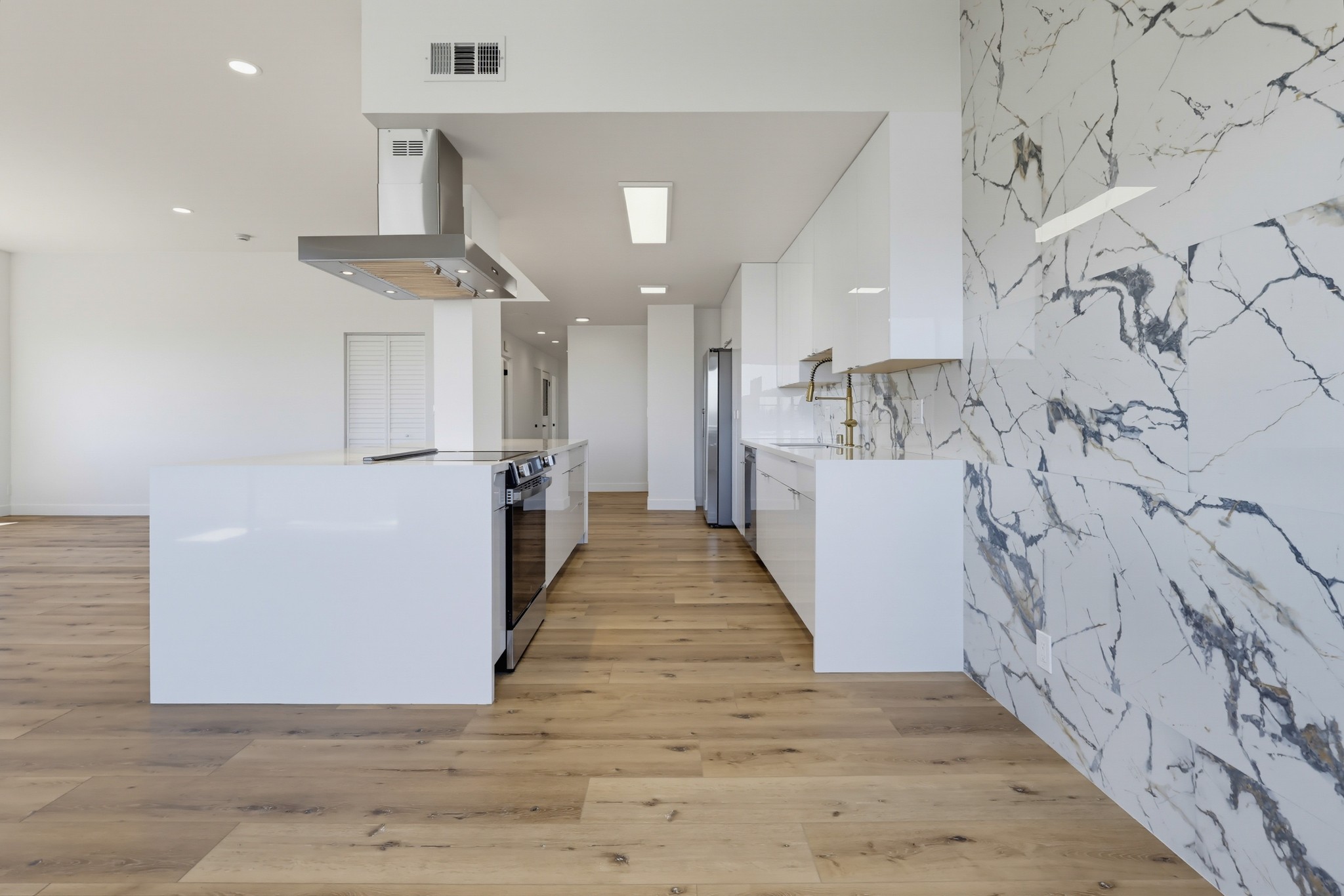 Virtual tour photo 13 of 78 for 435 N Oakhurst Dr #1002