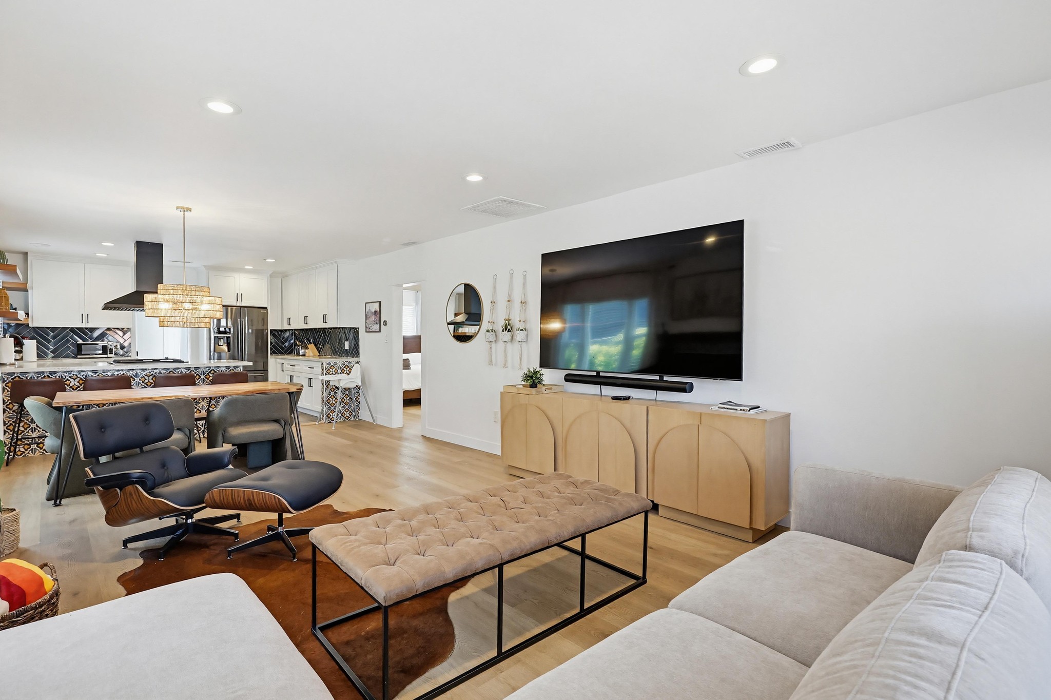 Virtual tour photo 10 of 128 for 4384 Mississippi St