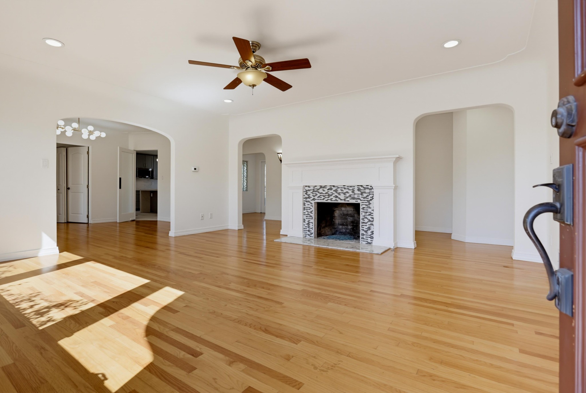 Virtual tour photo 6 of 43 for 4391 Middlesex Dr