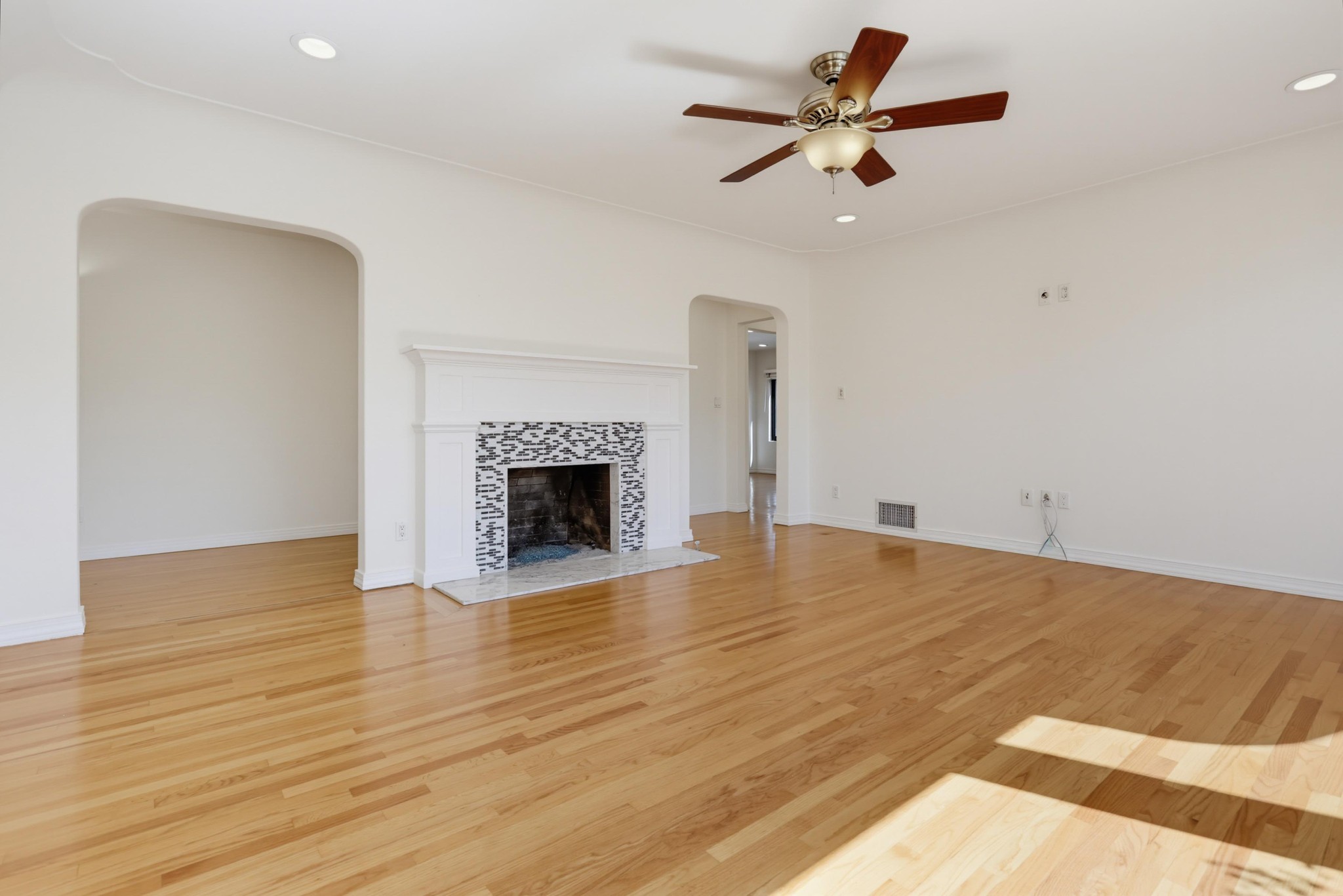 Virtual tour photo 8 of 43 for 4391 Middlesex Dr