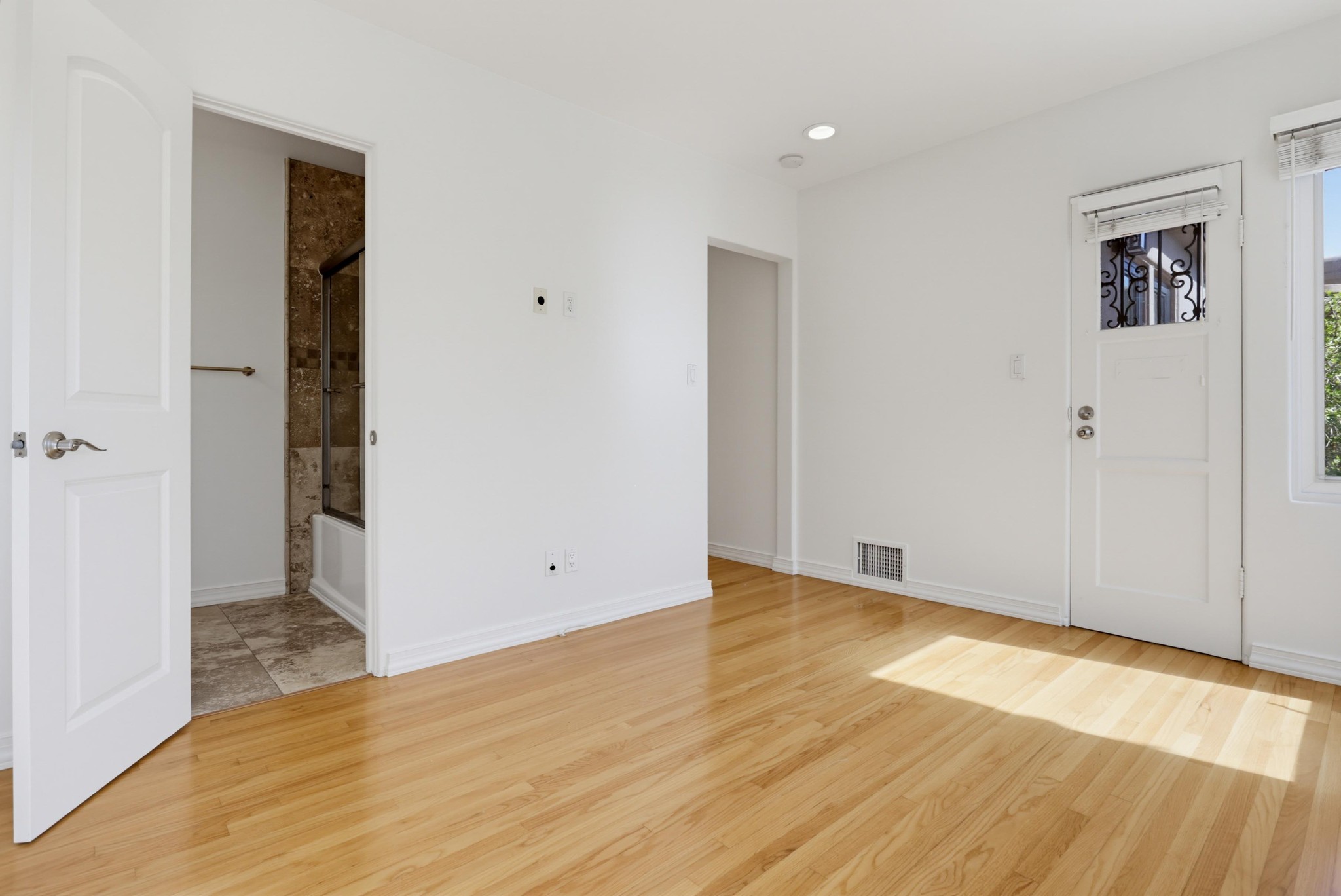 Virtual tour photo 36 of 43 for 4391 Middlesex Dr