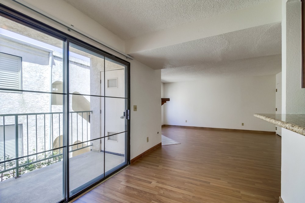 Virtual tour photo 15 of 29 for 4452 Mentone St #202