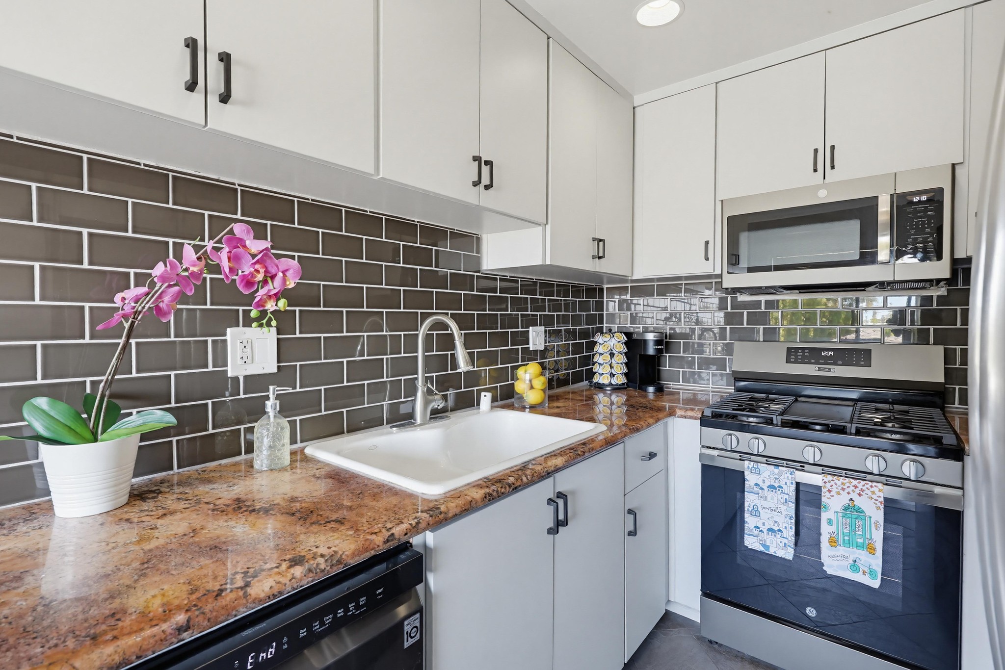Virtual tour photo 16 of 32 for 4510 34th St 12