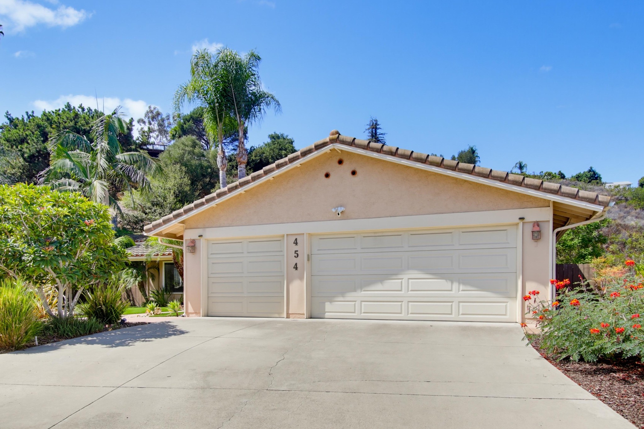 Virtual tour photo 3 of 93 for 454 Goulburn Ct