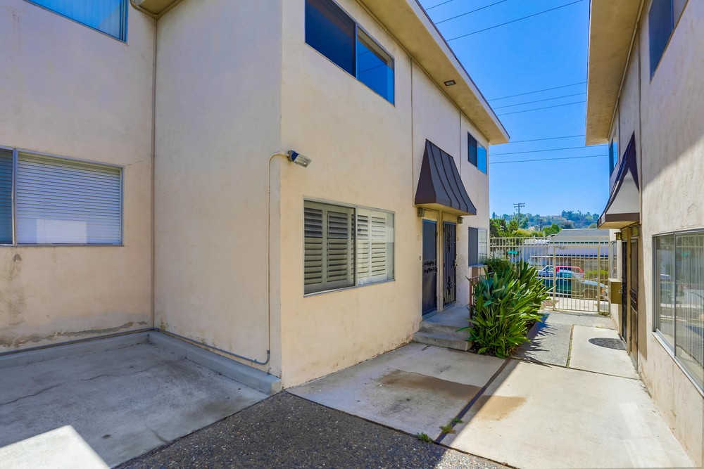 Virtual tour photo 3 of 24 for 4540 Vandever Ave APT 11