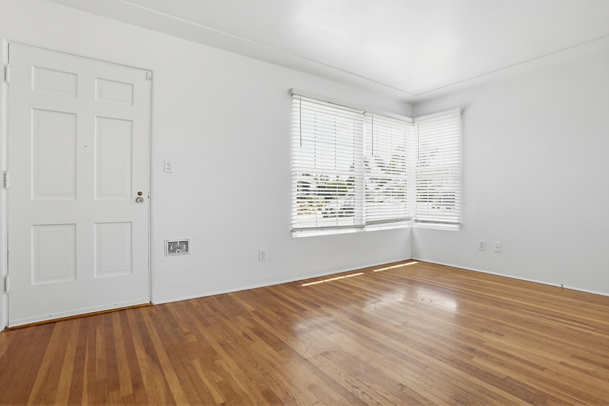 Virtual tour photo 7 of 39 for 4548 Max Dr