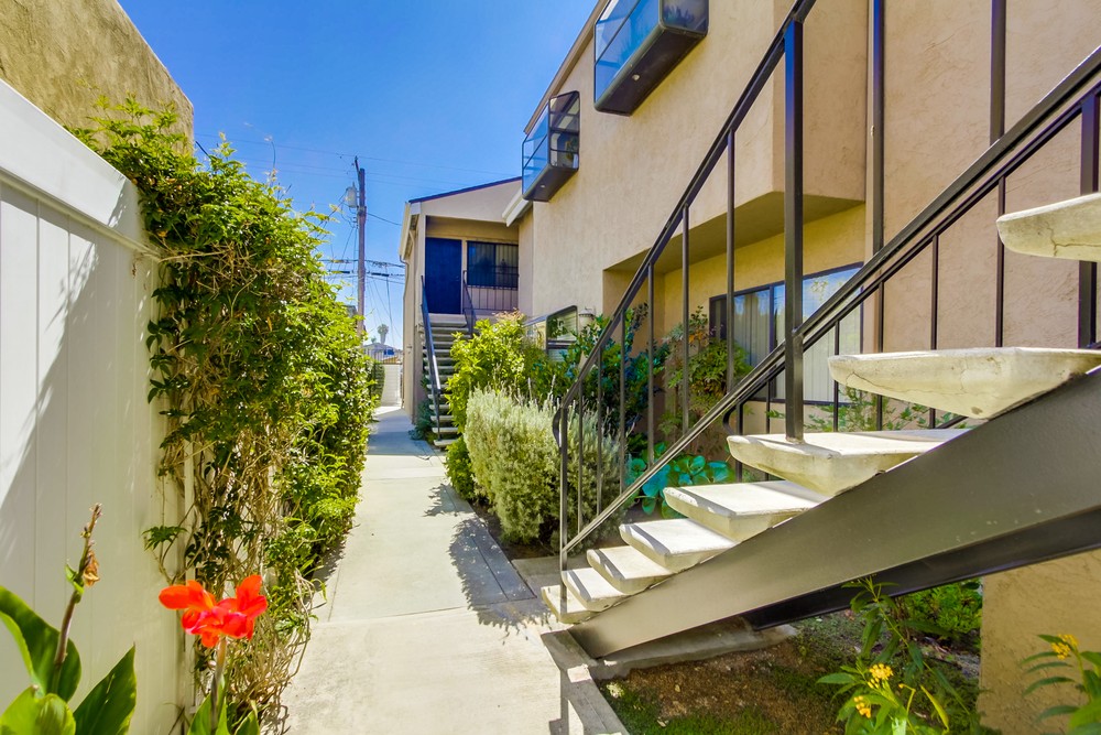 Virtual tour photo 6 of 37 for 4569 Hamilton St #4