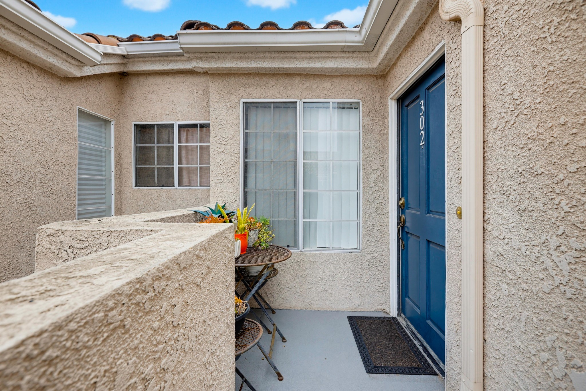 Virtual tour photo 10 of 53 for 4581 Warner Ave Apt 302