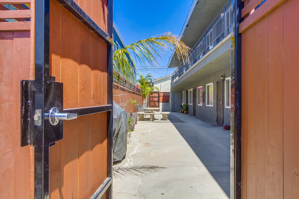 Virtual tour photo 6 of 38 for 4633 Bancroft St APT 1