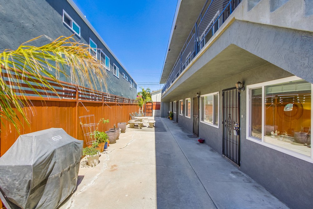 Virtual tour photo 10 of 38 for 4633 Bancroft St APT 1