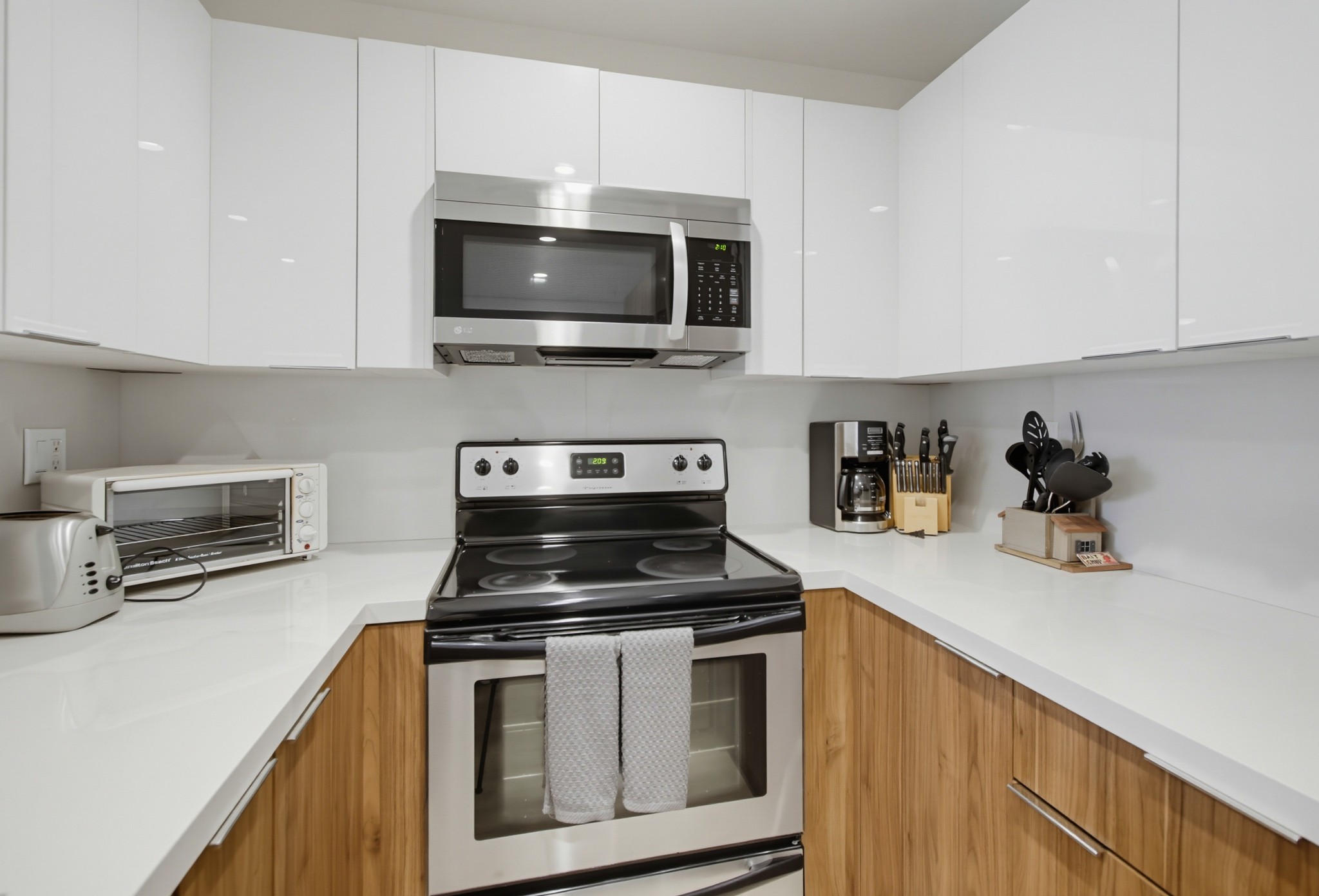 Virtual tour photo 14 of 39 for 4667 Ocean Blvd