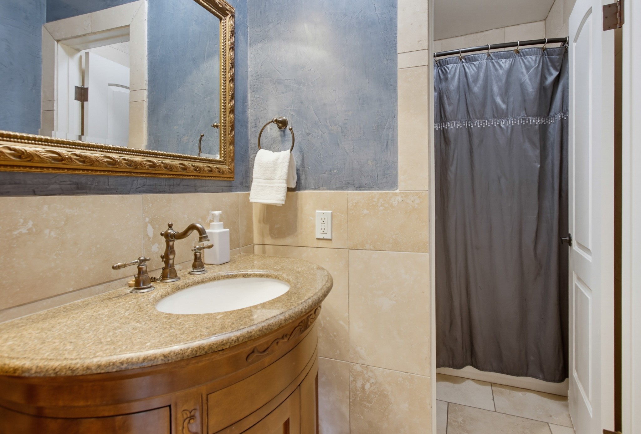 Virtual tour photo 33 of 39 for 4667 Ocean Blvd