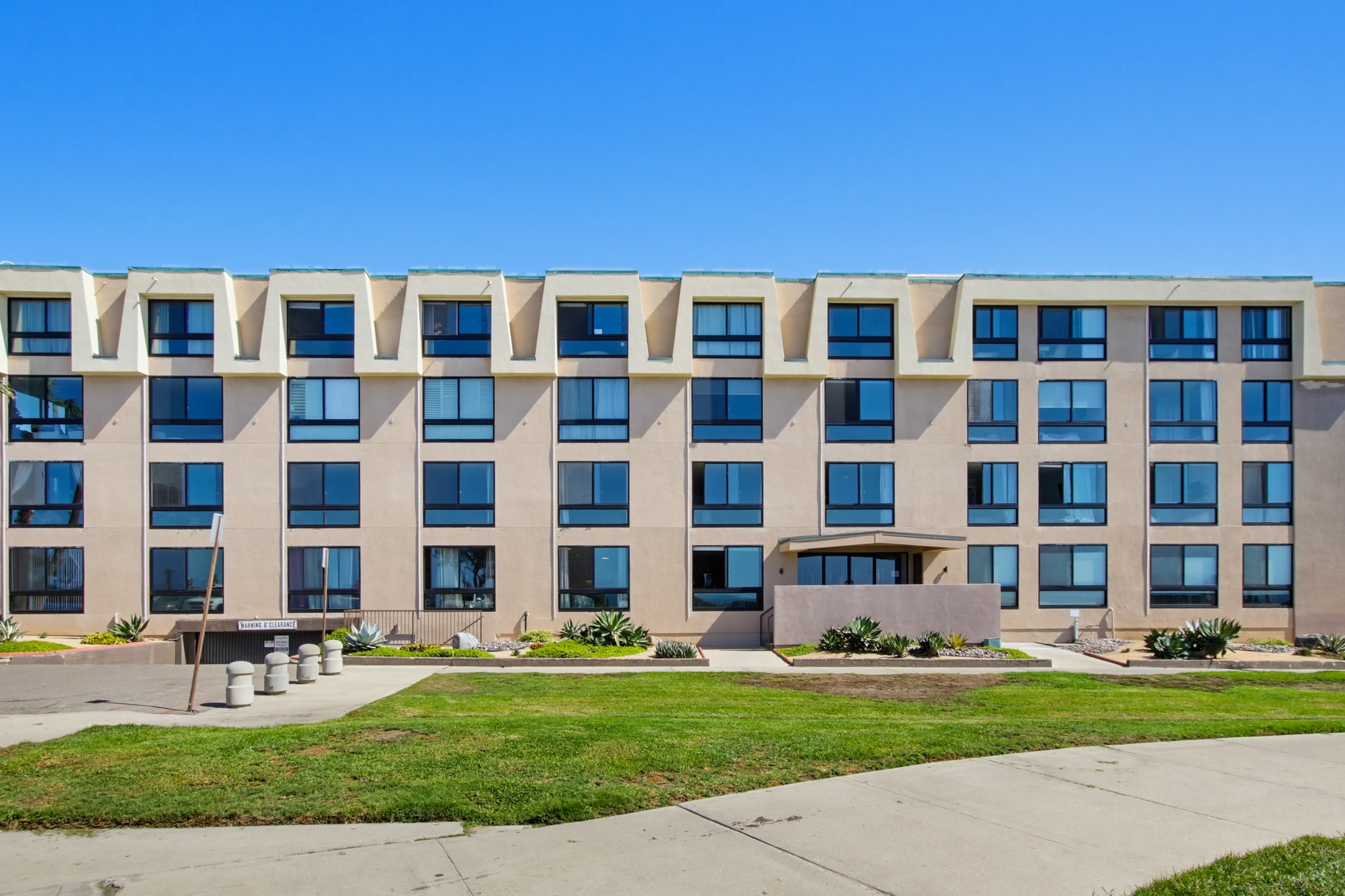 Virtual tour photo 31 of 60 for 4667 Ocean Blvd Unit 105