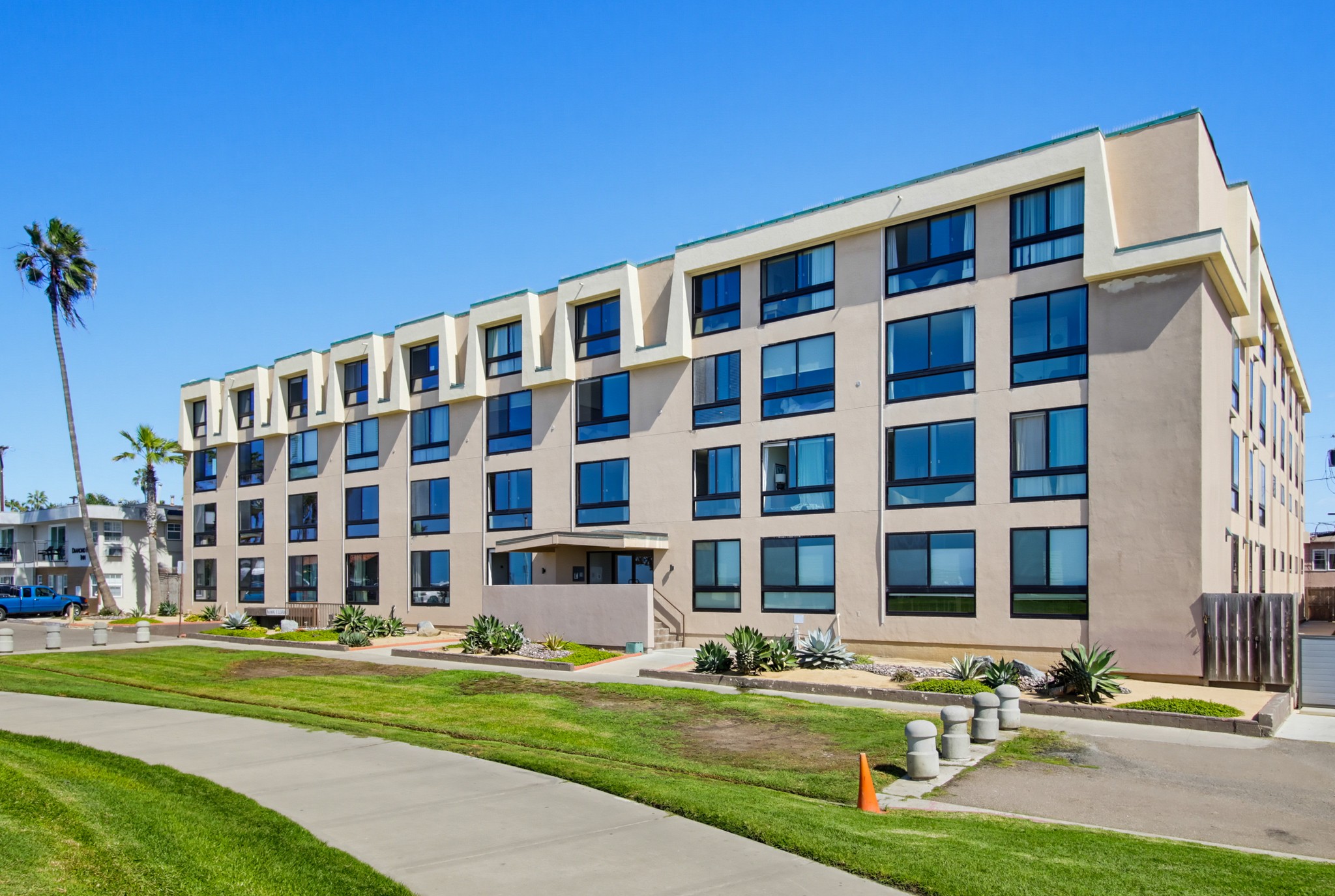 Virtual tour photo 32 of 60 for 4667 Ocean Blvd Unit 105