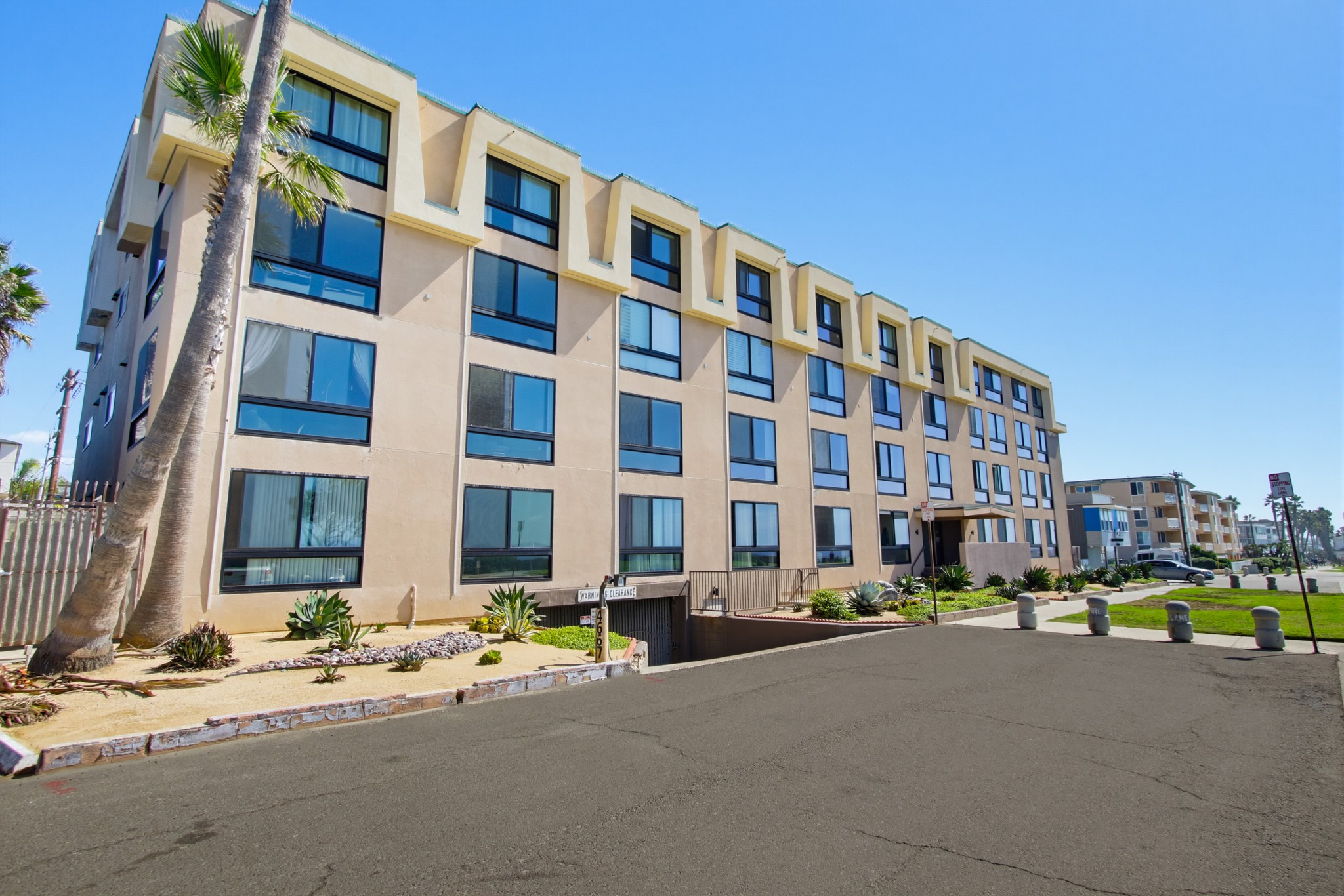 Virtual tour photo 33 of 60 for 4667 Ocean Blvd Unit 105