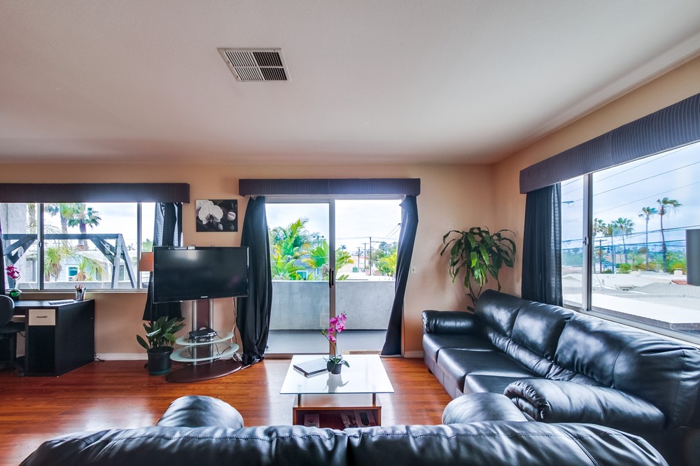 Virtual tour photo 11 of 40 for 4672 Santa Monica Avenue