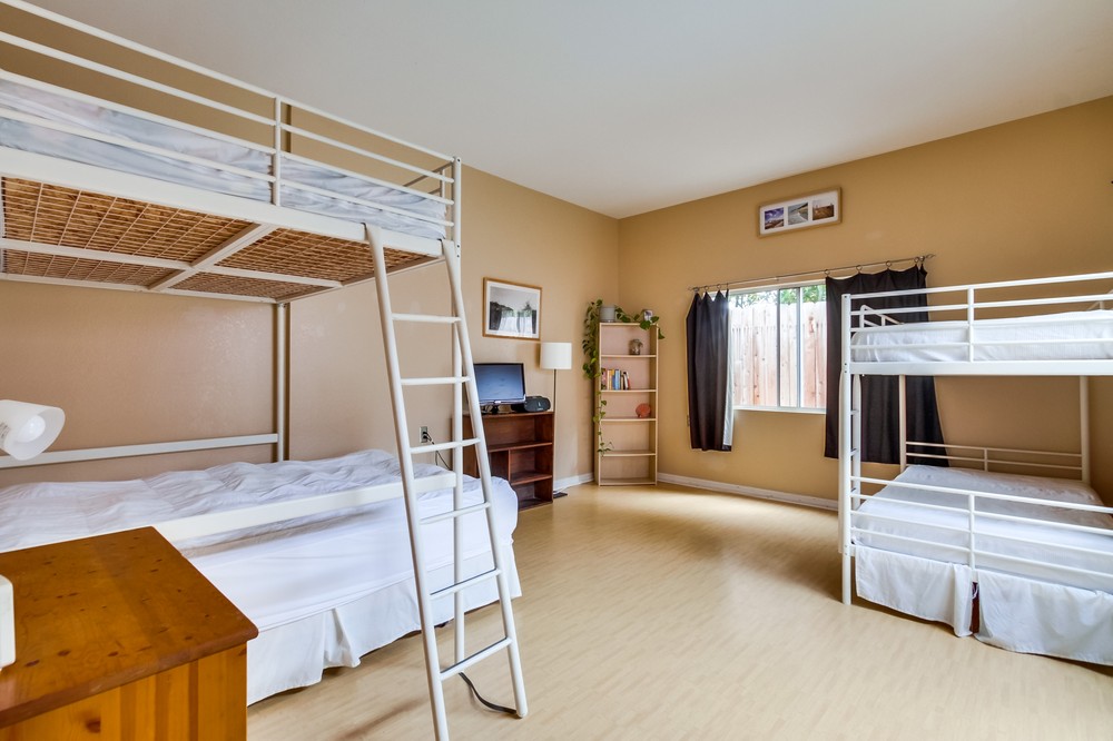 Virtual tour photo 29 of 40 for 4672 Santa Monica Avenue