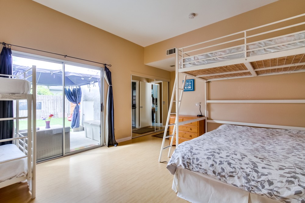 Virtual tour photo 30 of 40 for 4672 Santa Monica Avenue
