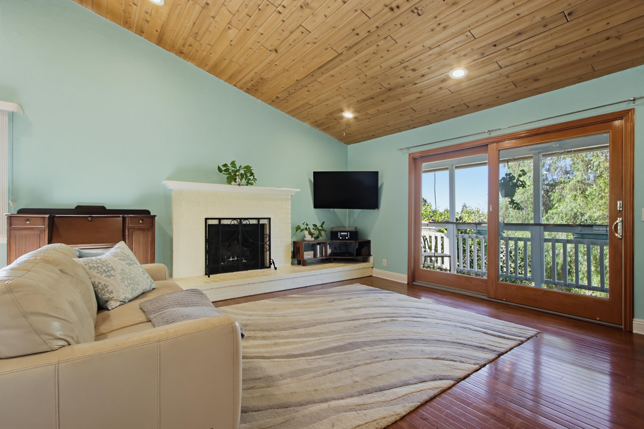 Virtual tour photo 10 of 78 for 472 E Kalmia St