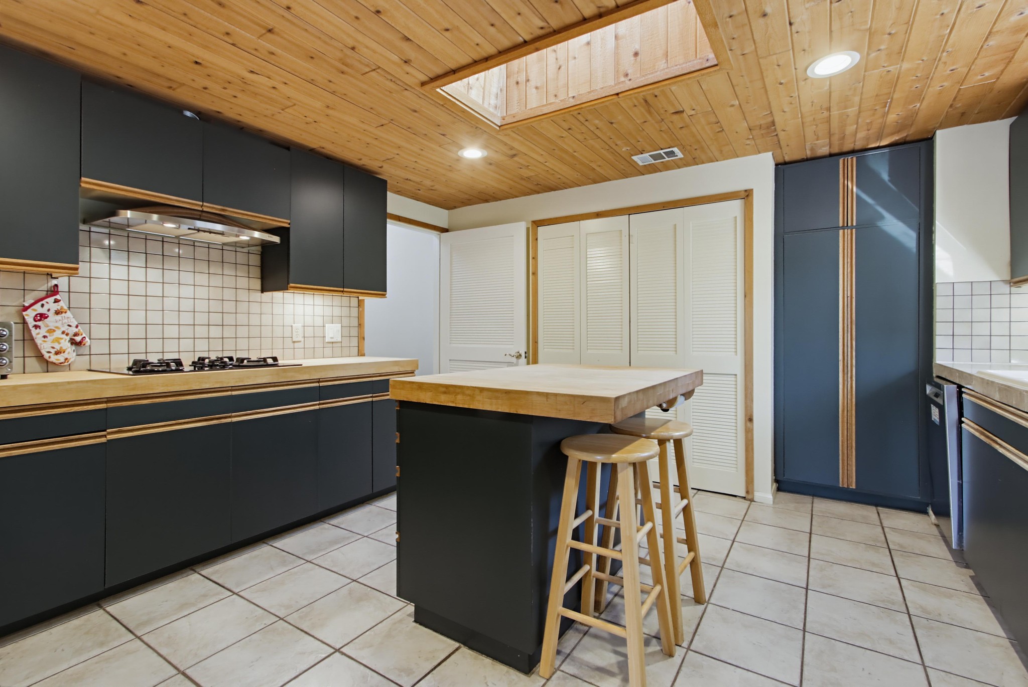 Virtual tour photo 18 of 78 for 472 E Kalmia St