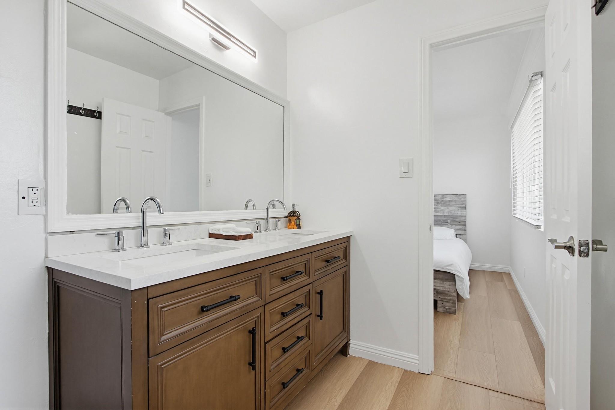 Virtual tour photo 35 of 52 for 4801 Siesta Pl