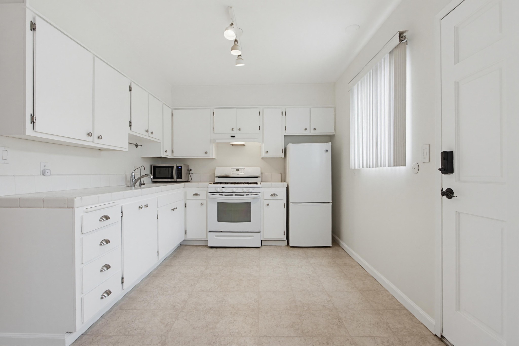 Virtual tour photo 9 of 34 for 4885 Cole St Unit 34
