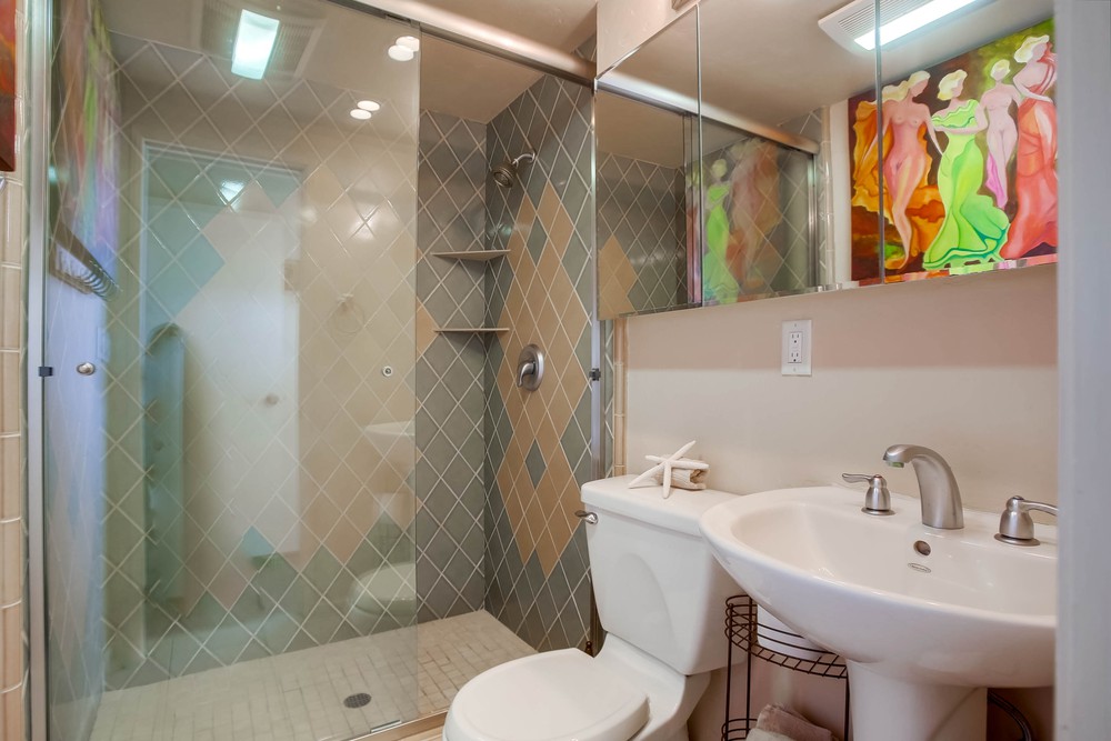Virtual tour photo 23 of 43 for Above The Beach