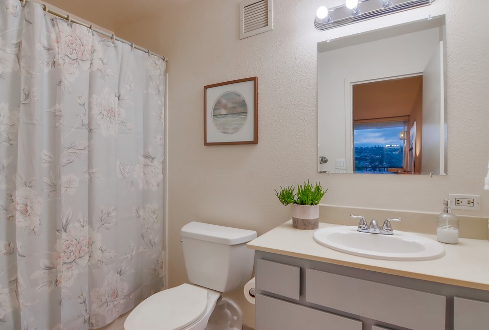 Virtual tour photo 34 of 48 for 4944 Cass St
