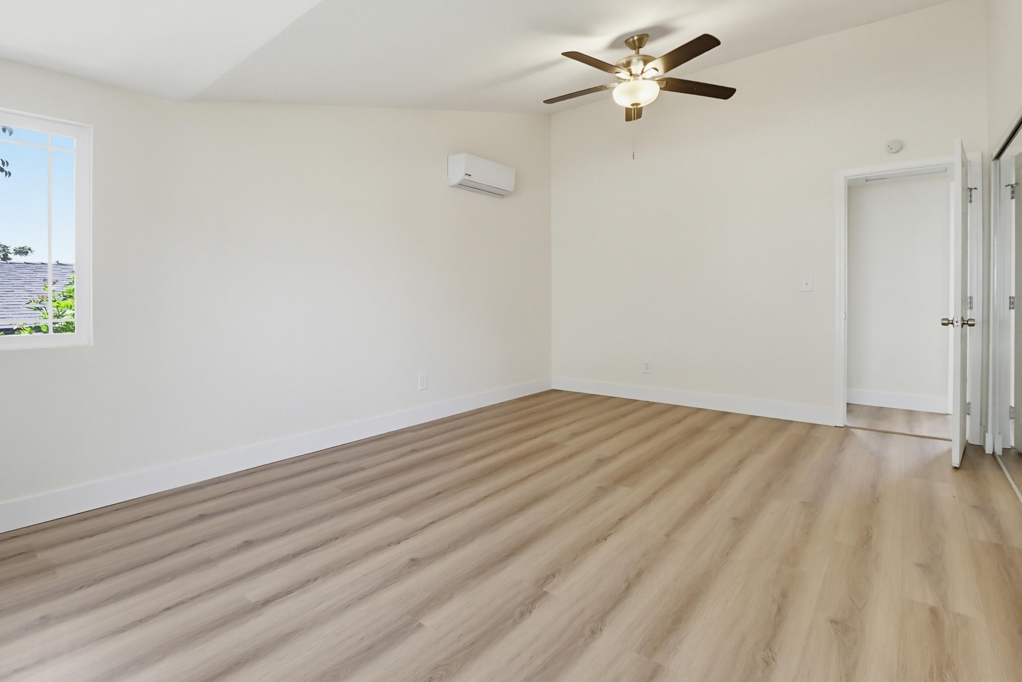 Virtual tour photo 32 of 48 for 4965 Ocean View Blvd