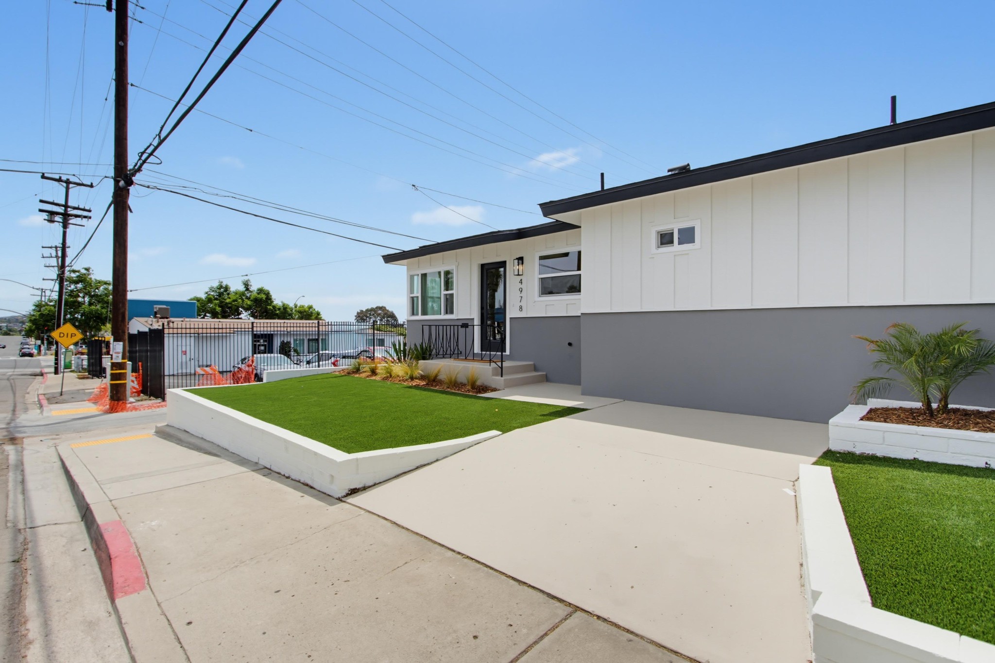 Virtual tour photo 5 of 73 for 4978-80 73rd St
