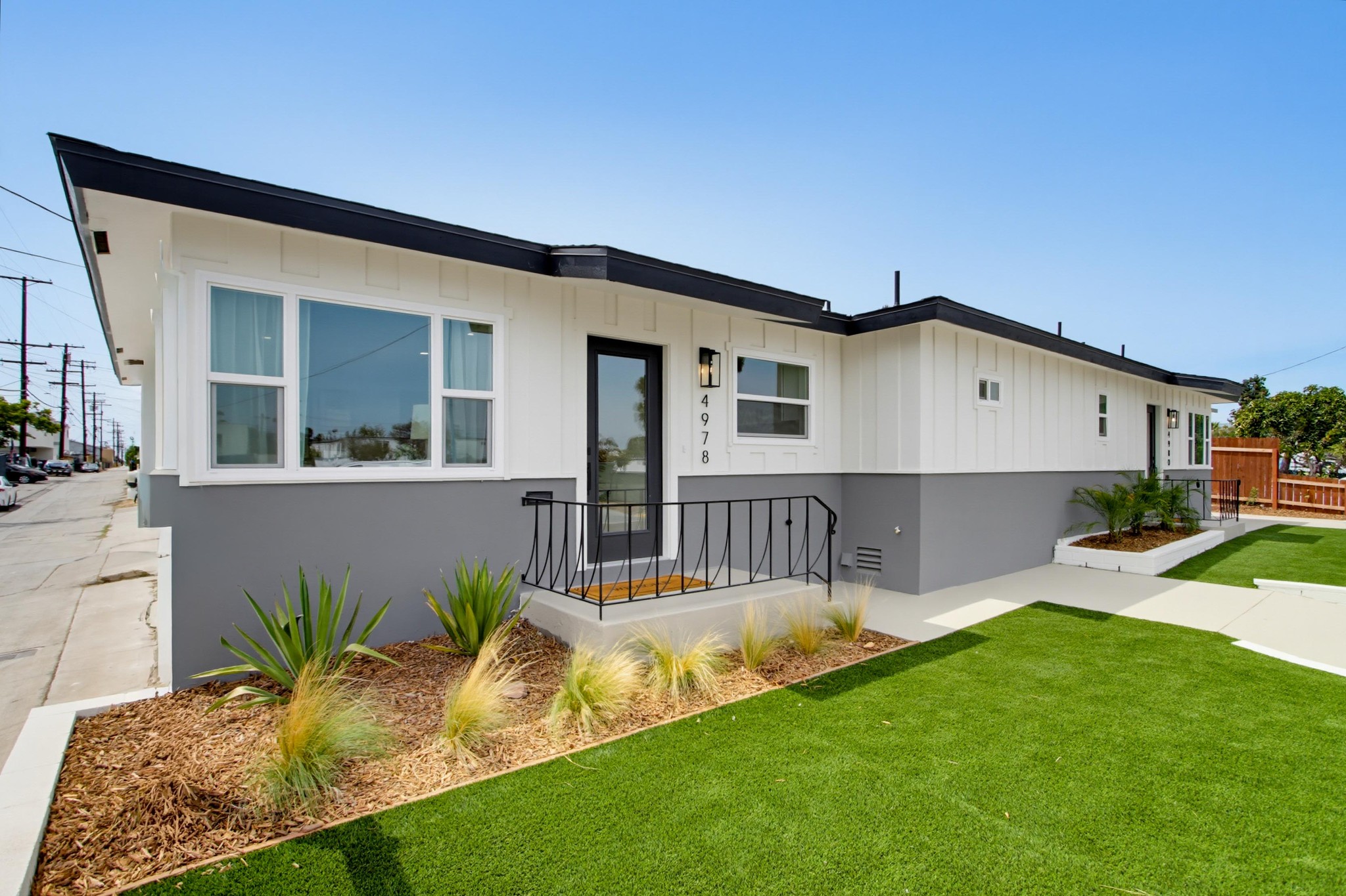 Virtual tour photo 6 of 73 for 4978-80 73rd St