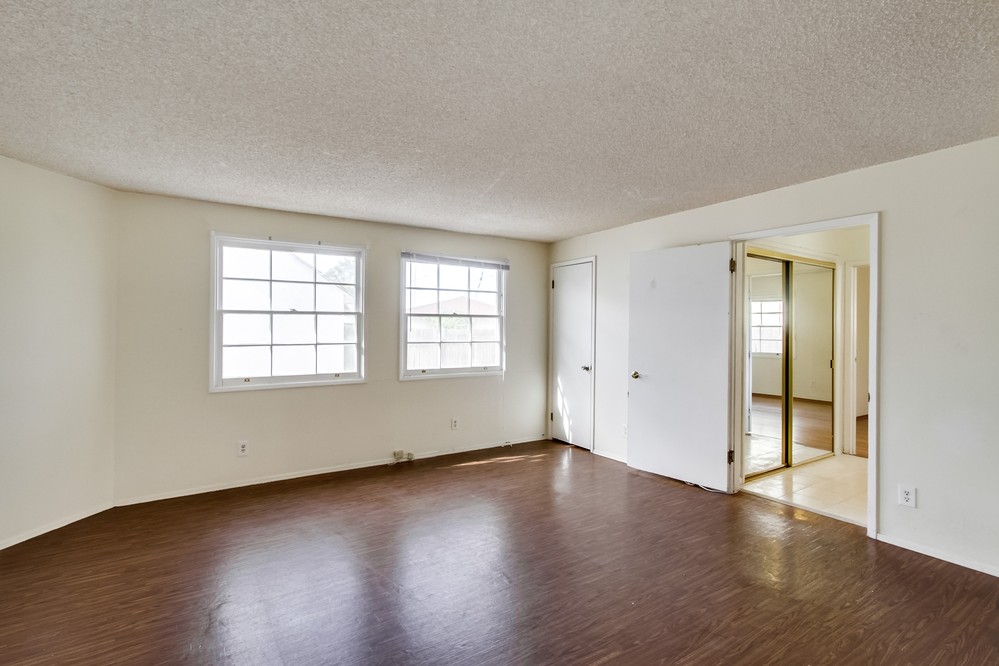 Virtual tour photo 8 of 34 for 4988 63rd St