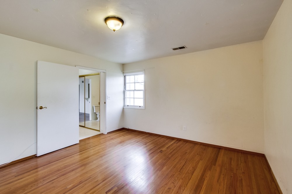 Virtual tour photo 17 of 34 for 4988 63rd St