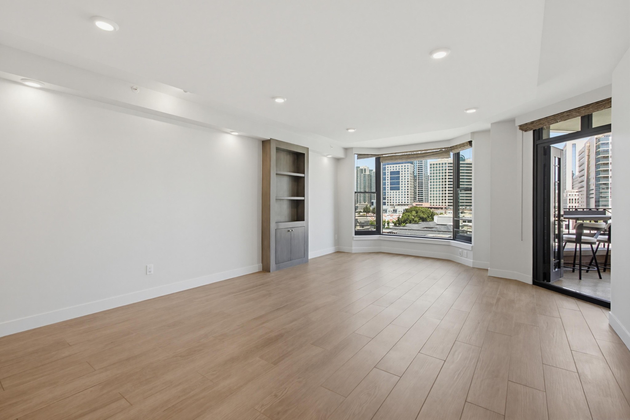 Virtual tour photo 8 of 79 for 500 W Harbor Dr UNIT 905