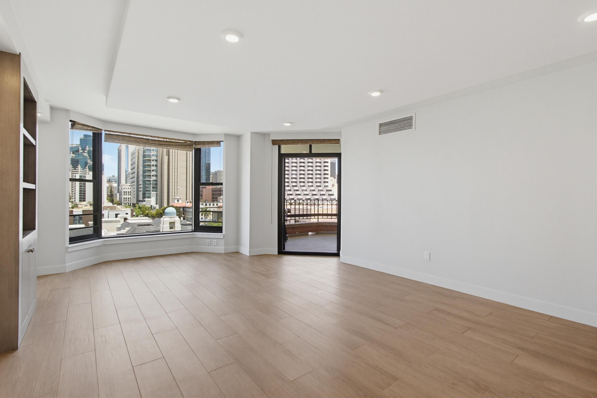 Virtual tour photo 9 of 79 for 500 W Harbor Dr UNIT 905