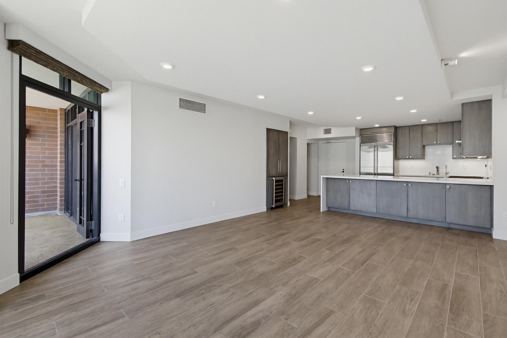 Virtual tour photo 10 of 79 for 500 W Harbor Dr UNIT 905