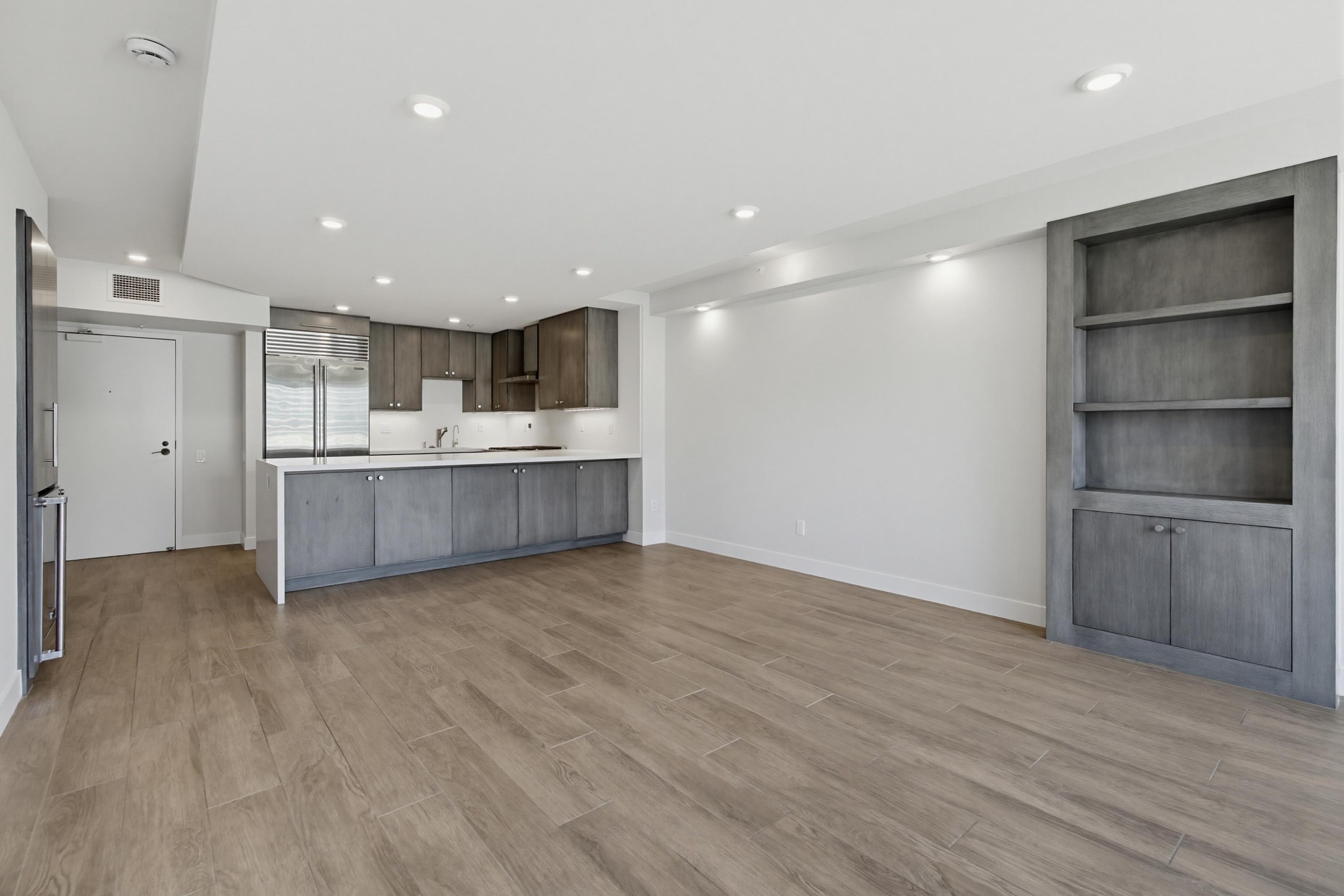 Virtual tour photo 11 of 79 for 500 W Harbor Dr UNIT 905
