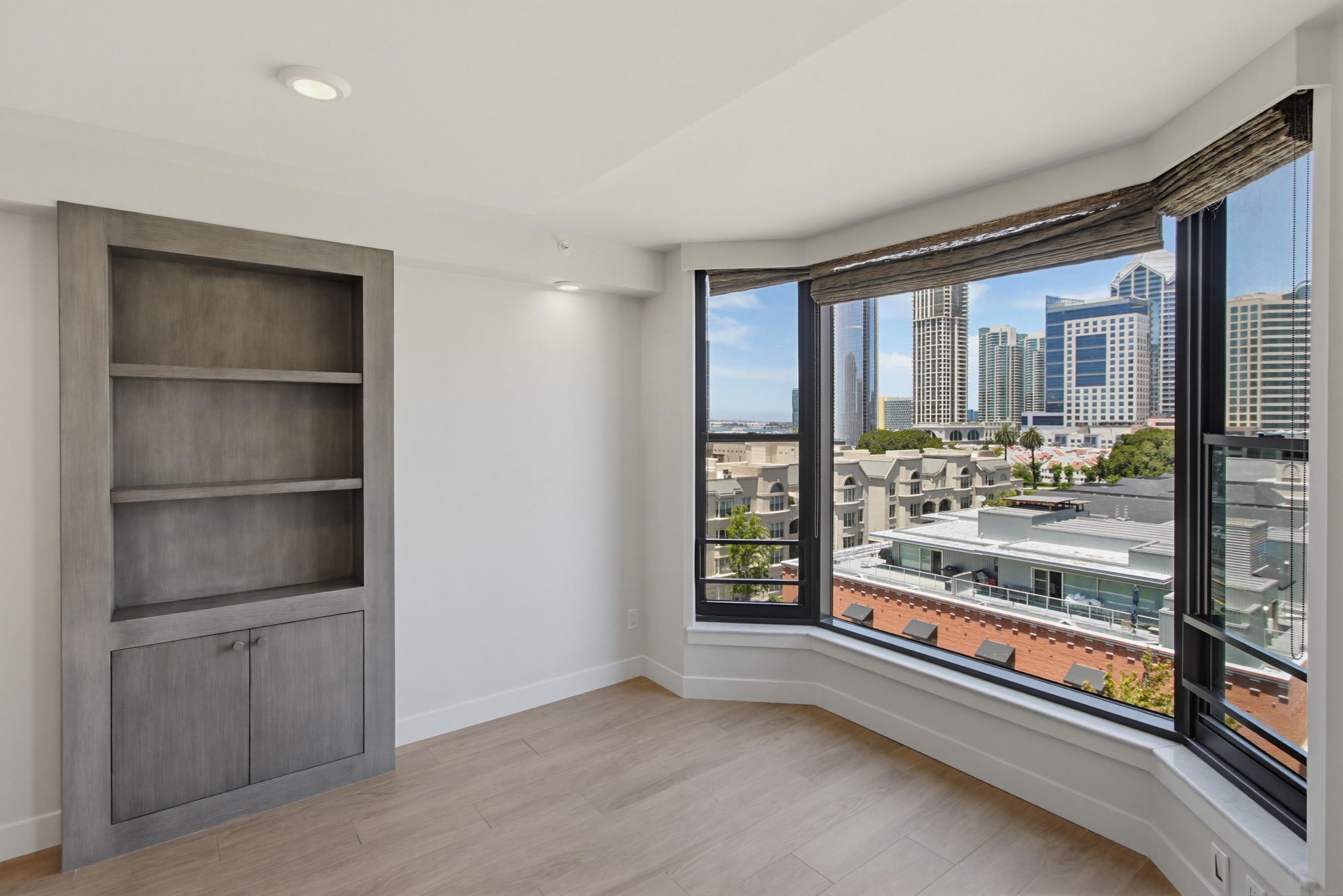 Virtual tour photo 12 of 79 for 500 W Harbor Dr UNIT 905