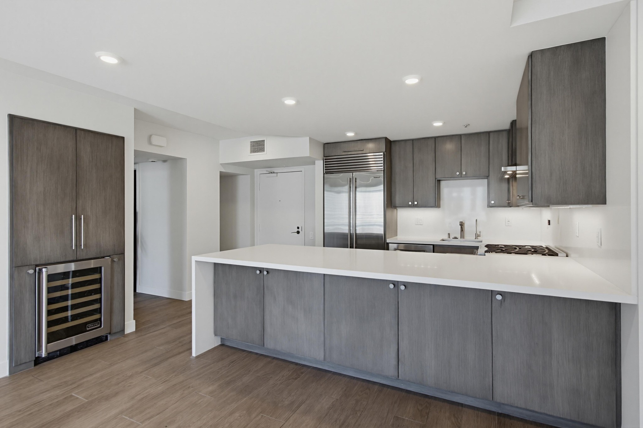Virtual tour photo 15 of 79 for 500 W Harbor Dr UNIT 905