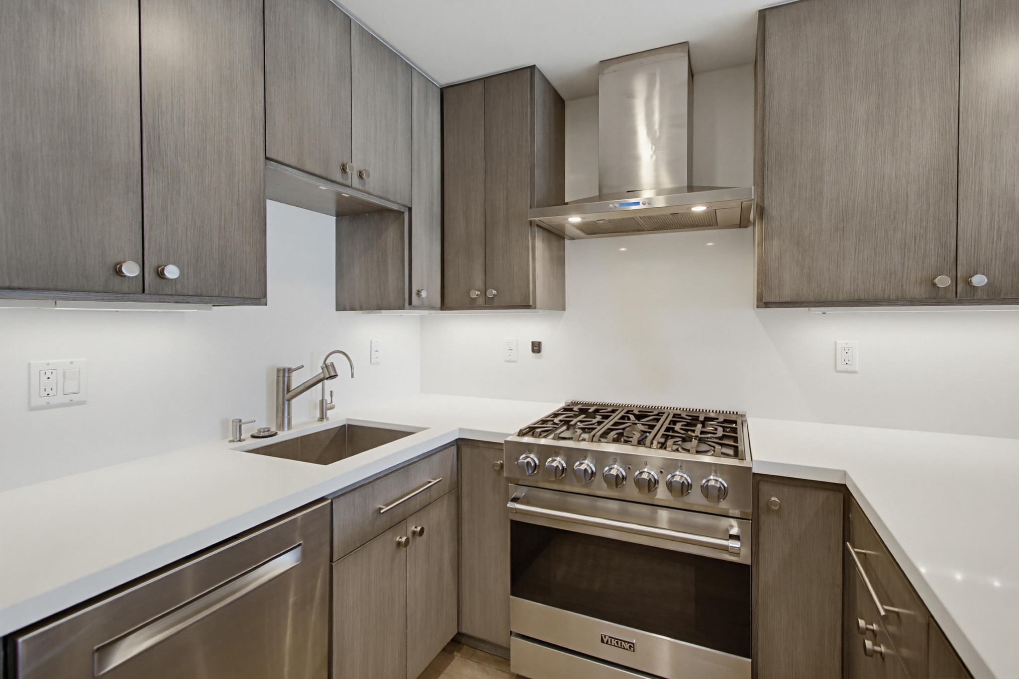 Virtual tour photo 18 of 79 for 500 W Harbor Dr UNIT 905