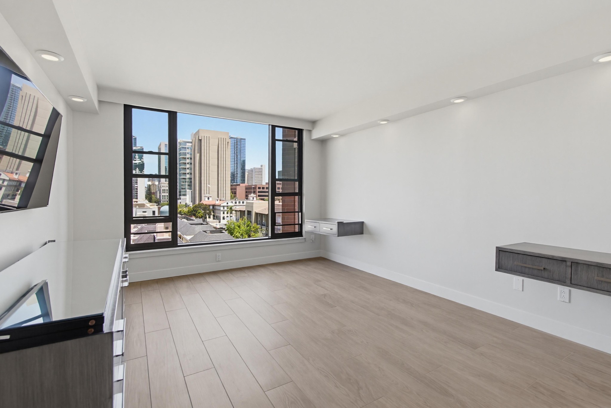 Virtual tour photo 21 of 79 for 500 W Harbor Dr UNIT 905