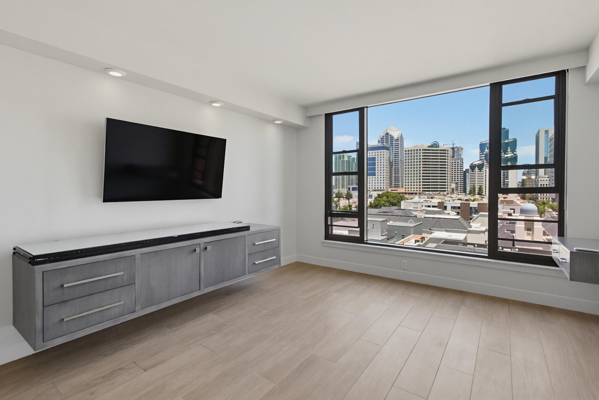 Virtual tour photo 22 of 79 for 500 W Harbor Dr UNIT 905