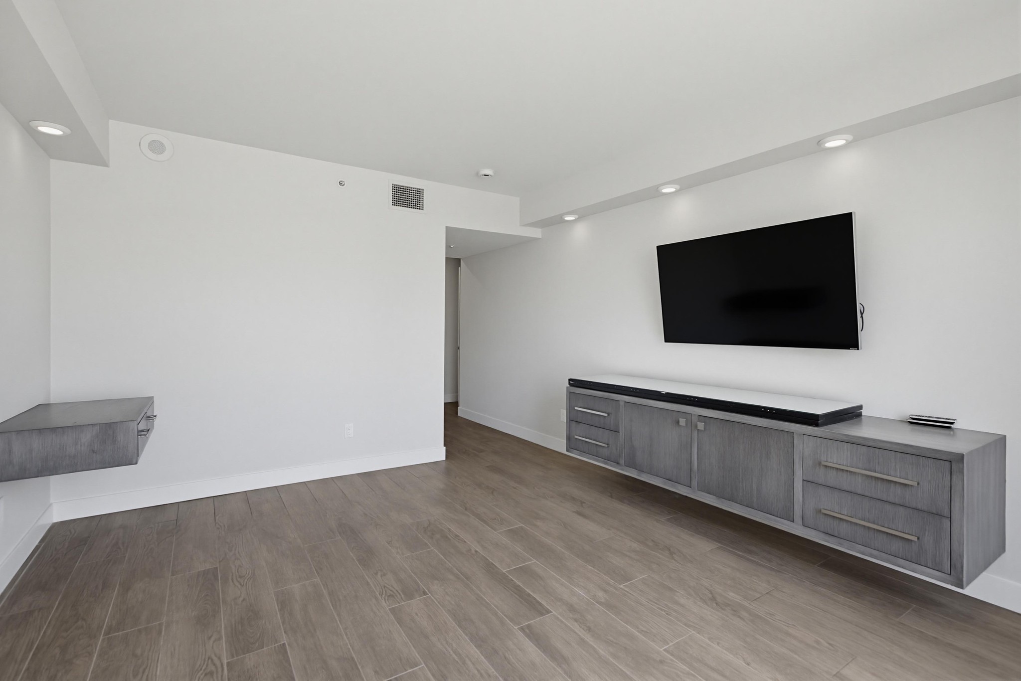 Virtual tour photo 23 of 79 for 500 W Harbor Dr UNIT 905