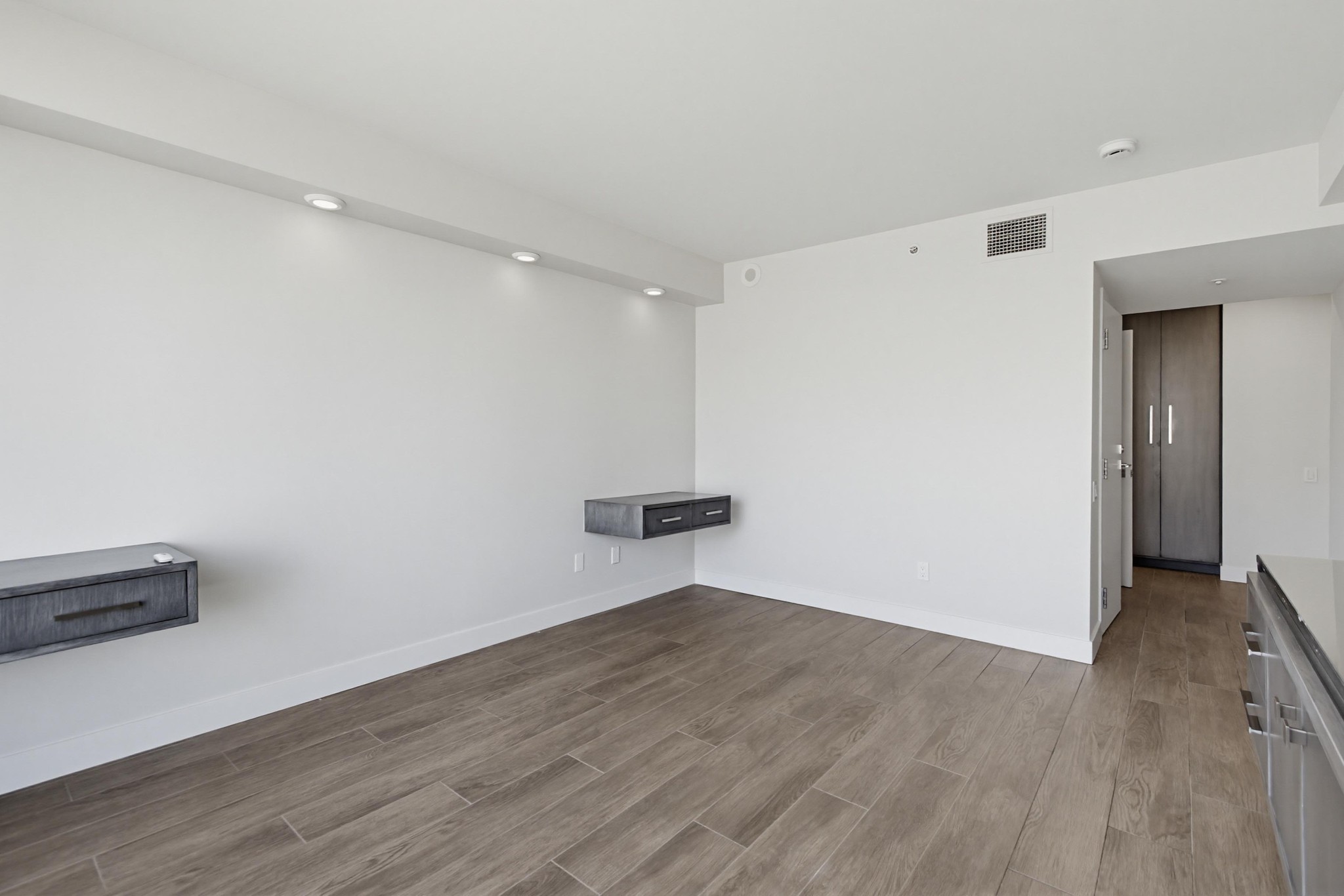 Virtual tour photo 24 of 79 for 500 W Harbor Dr UNIT 905