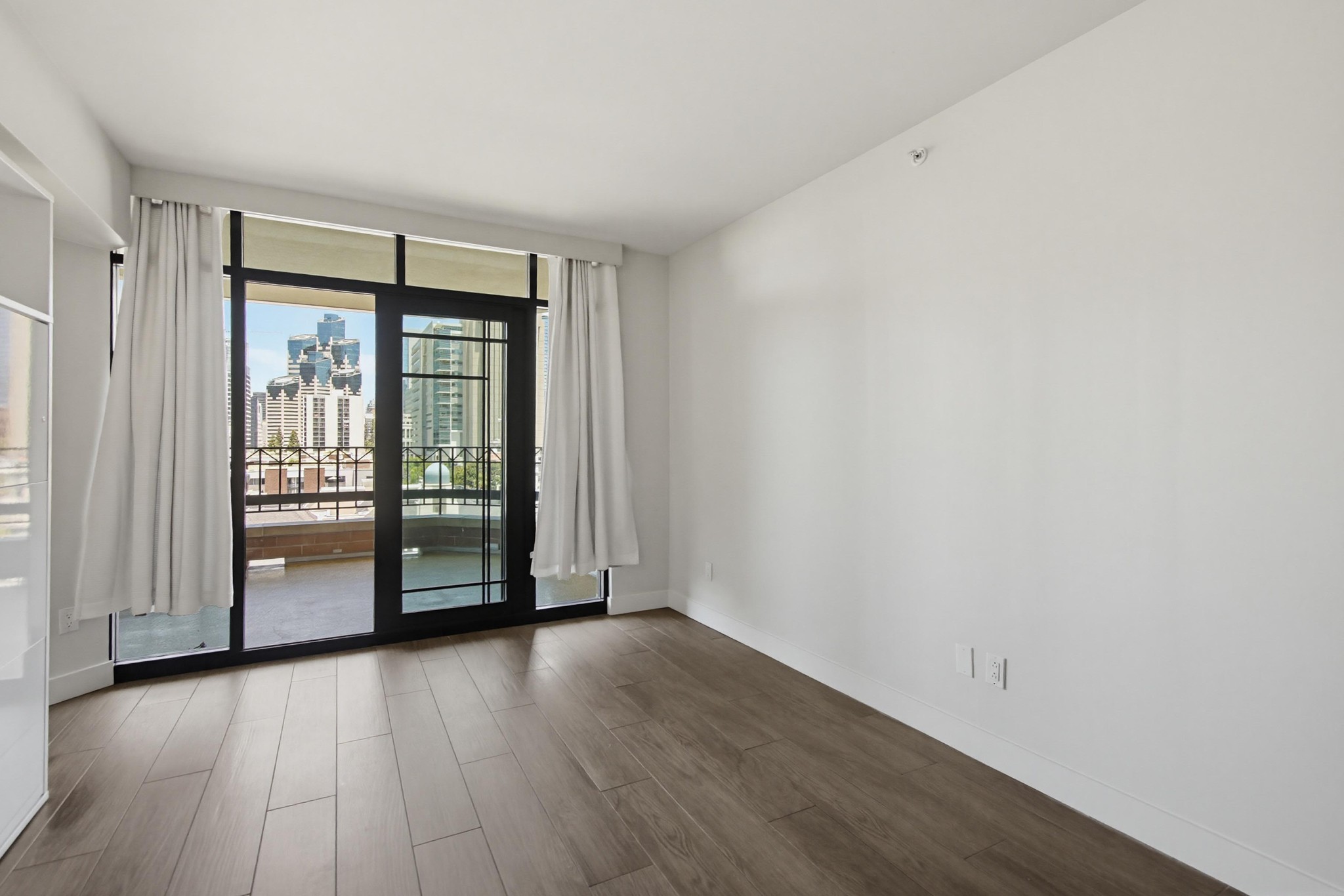 Virtual tour photo 30 of 79 for 500 W Harbor Dr UNIT 905