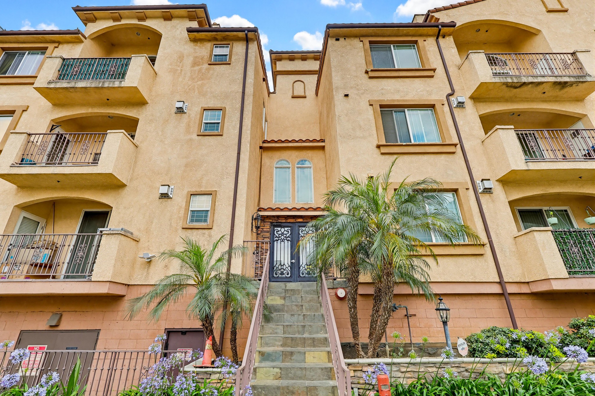 Virtual tour photo 1 of 70 for 5132 W Maplewood Ave APT 202