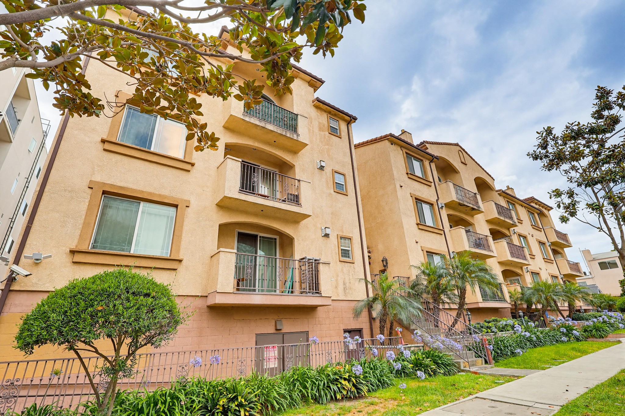 Virtual tour photo 3 of 70 for 5132 W Maplewood Ave APT 202