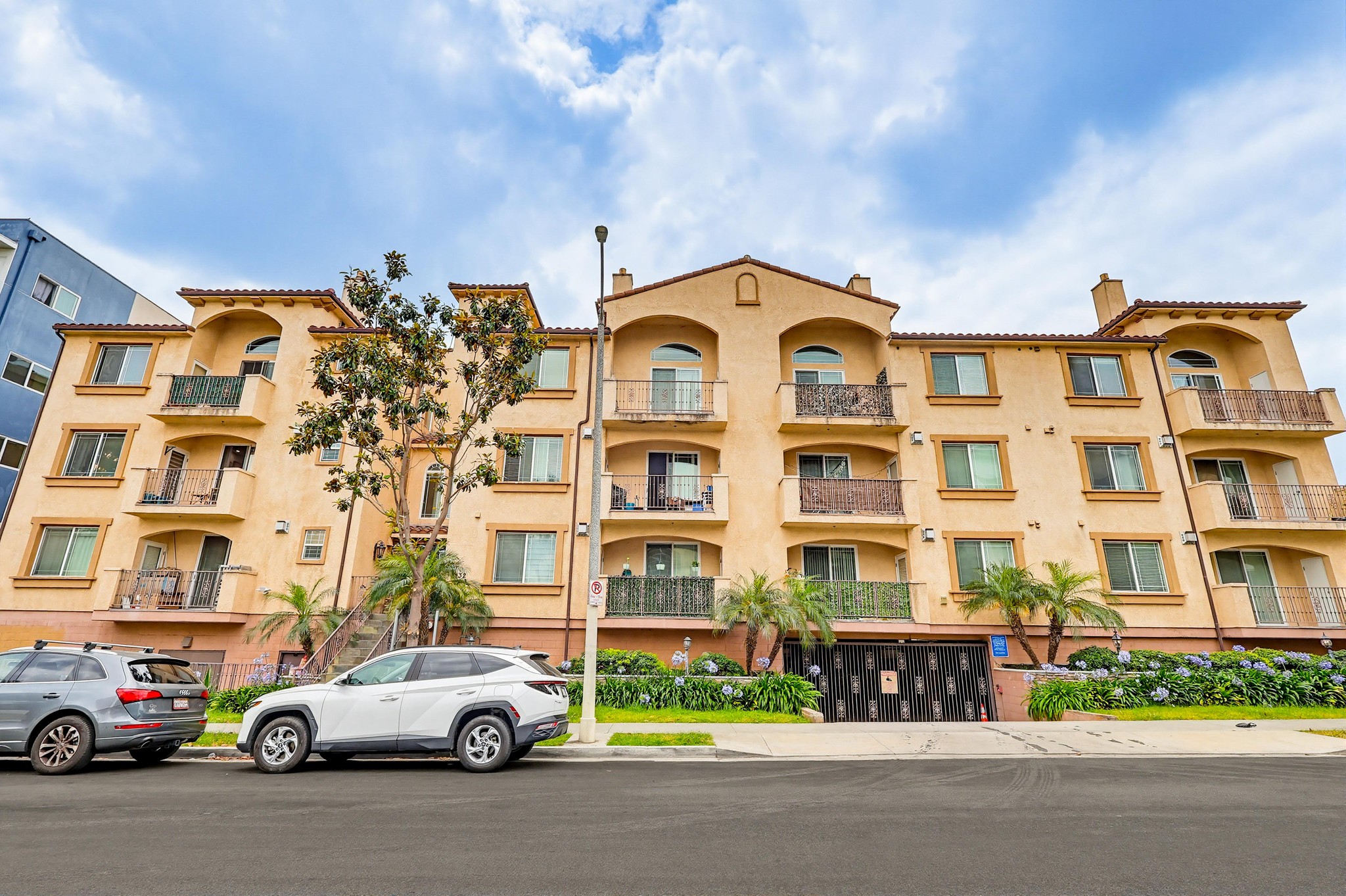 Virtual tour photo 4 of 70 for 5132 W Maplewood Ave APT 202